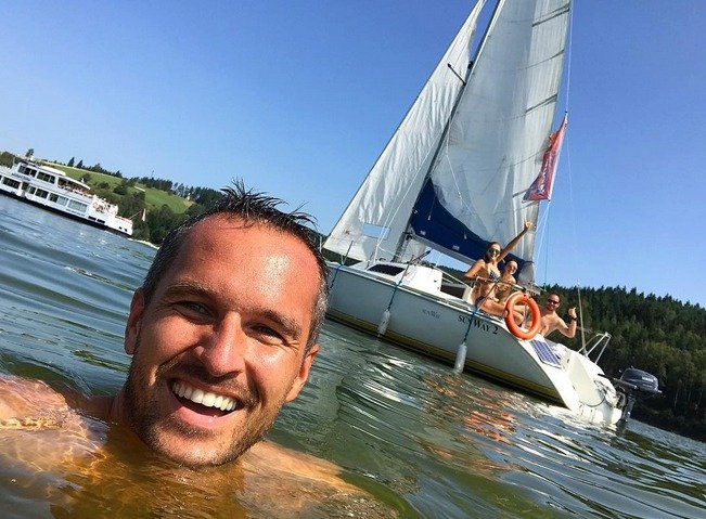 Míra Hejda fotil selfie ve vodě, málem mu kvůli tomu ujela loď.