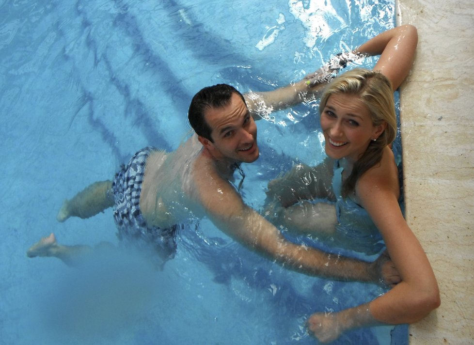 Míra se Zorkou si užívají pohodu v hotelovém bazénu.