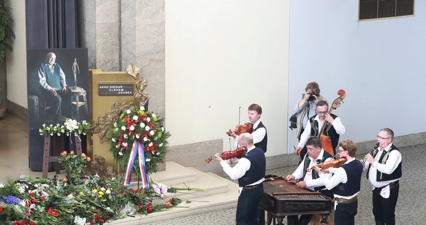 Se sochařem Olbramem Zoubkem (†91) se přišly rozloučit stovky přátel a příznivců.