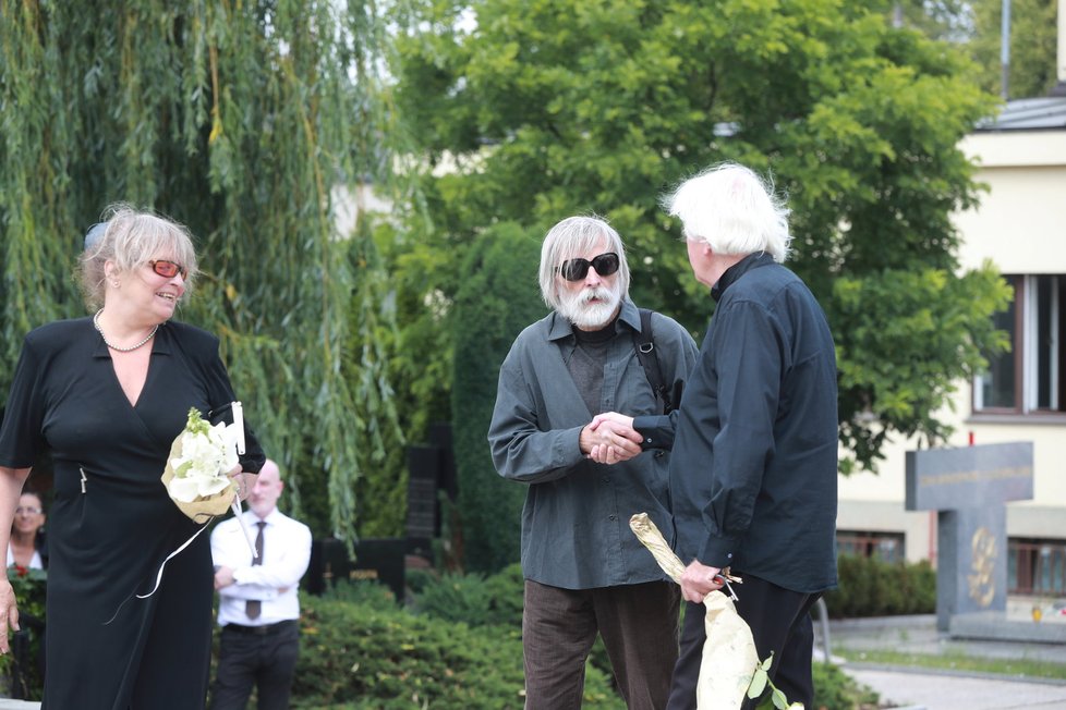 Se sochařem Olbramem Zoubkem (†91) se přišly rozloučit stovky přátel a příznivců.