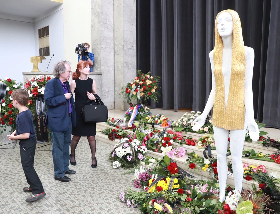 Se sochařem Olbramem Zoubkem (†91) se přišly rozloučit stovky přátel a příznivců.