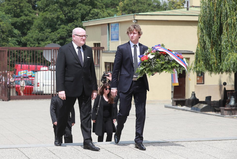 Se sochařem Olbramem Zoubkem (†91) se přišly rozloučit stovky přátel a příznivců.