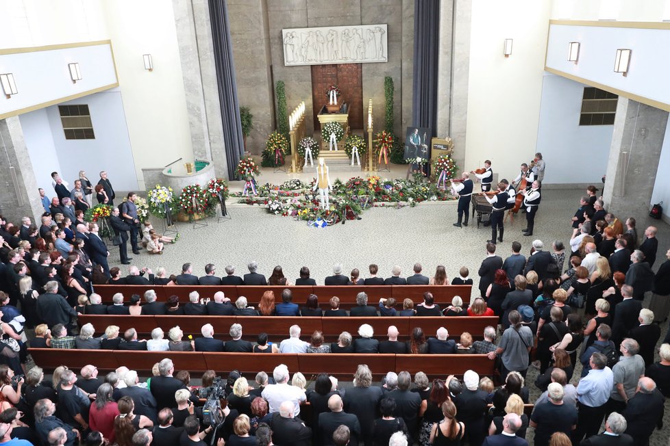 Se sochařem Olbramem Zoubkem (†91) se přišly rozloučit stovky přátel a příznivců.