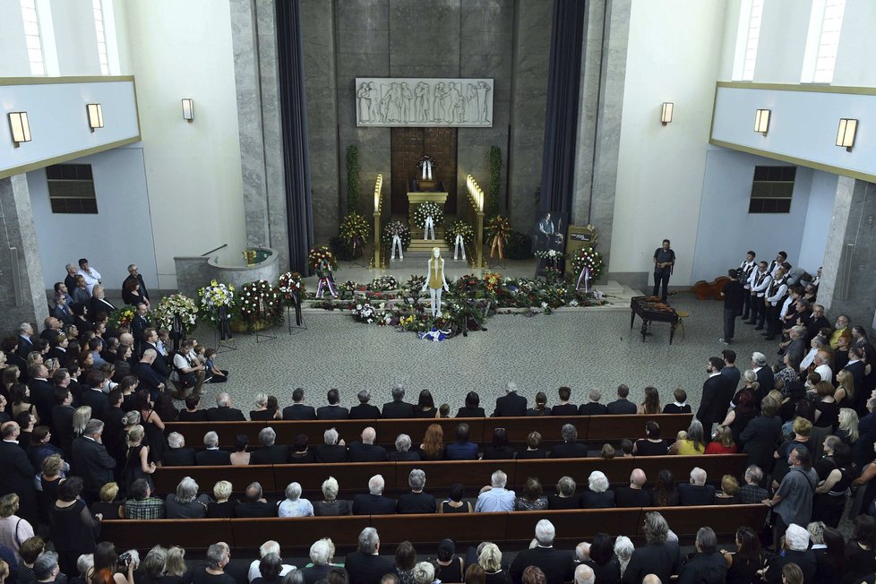 Se sochařem Olbramem Zoubkem (†91) se přišly rozloučit stovky přátel a příznivců.