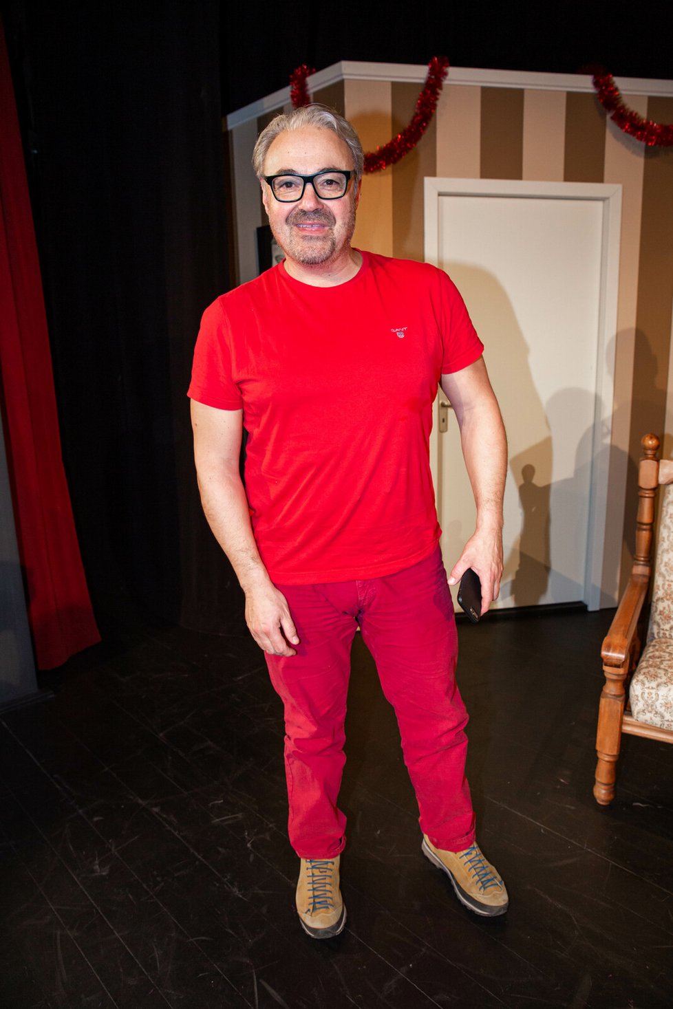 Herec v červeném outfitu Martin Zounar.
