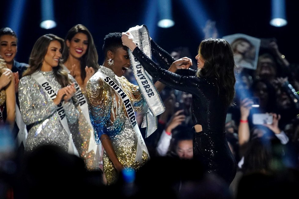 Novou Miss Universe se stala Zozibini Tunziová z Jižní Afriky.