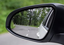 Proč mají některá auta velká a jiná malá zrcátka? Překvapilo nás, jaká je to vlastně věda