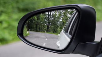Proč mají některá auta velká a jiná malá zrcátka? Překvapilo nás, jaká je to vlastně věda Proč mají některá auta velká a jiná malá zrcátka? Překvapilo nás, jaká je to vlastně věda