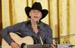 5. Kenny Chesney (44, country) 390 milionů korun