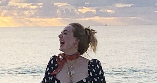 Zpěvačka Adele na pláži