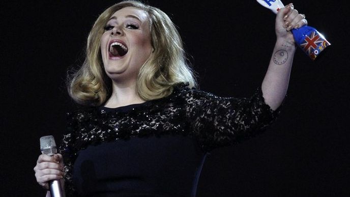 zpěvačka Adele s cenou Brit Awards
