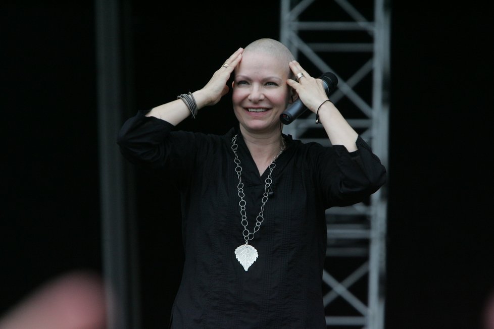 2010 - Anna K. po prvním boji s rakovinou přišla o vlasy