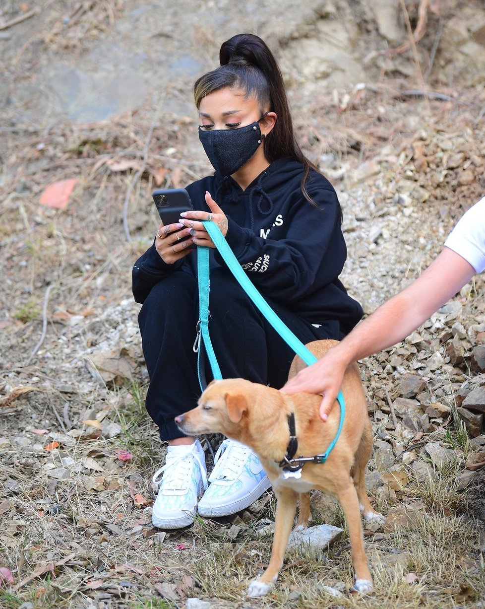 Zpěvačka Ariana Grande na vycházce.