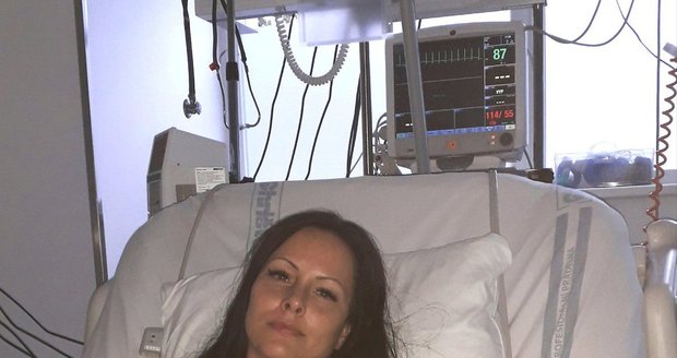 Zpěvačka Ellen Lenská skončila v nemocnici s mrtvičkou.
