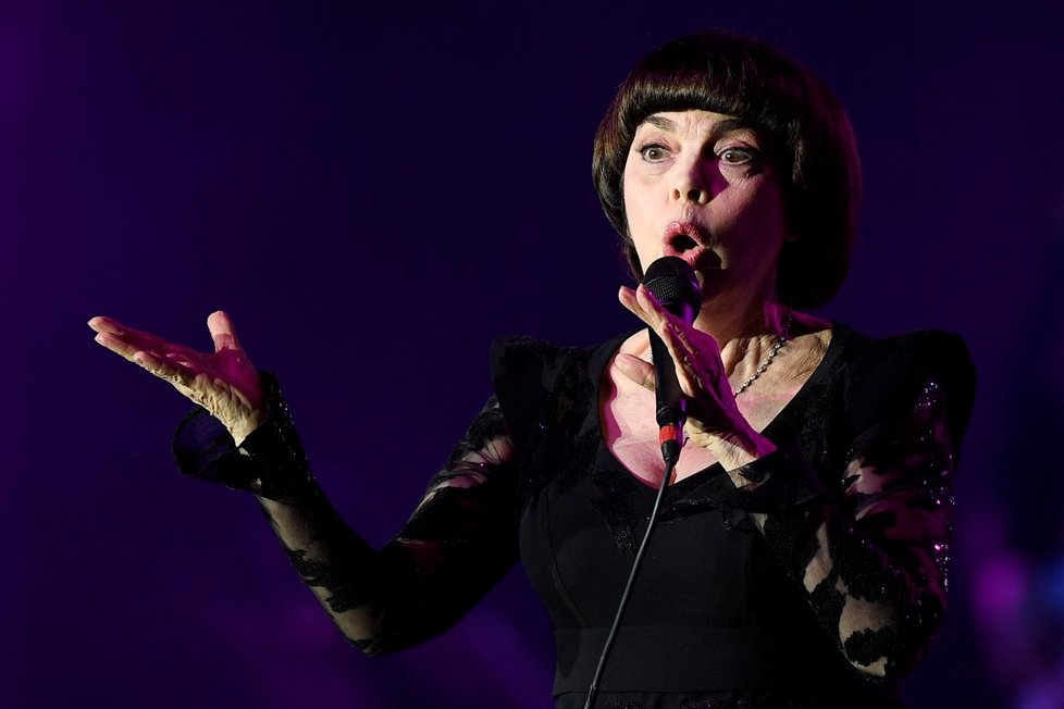 Francouzská zpěvačka Mireille Mathieu se ukázala českému publiku v Kongresovém centru (08. 03. 2019), zazpívá také Zemanovi na oslavě 10. 03. 2019