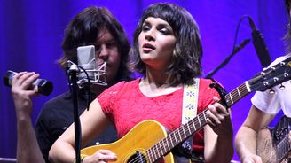 Recenze: Znovunalezená Norah Jones. Revoluce se však nakonec nekoná