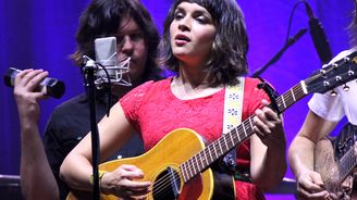 Recenze: Znovunalezená Norah Jones. Revoluce se však nakonec nekoná Recenze: Znovunalezená Norah Jones. Revoluce se však nakonec nekoná