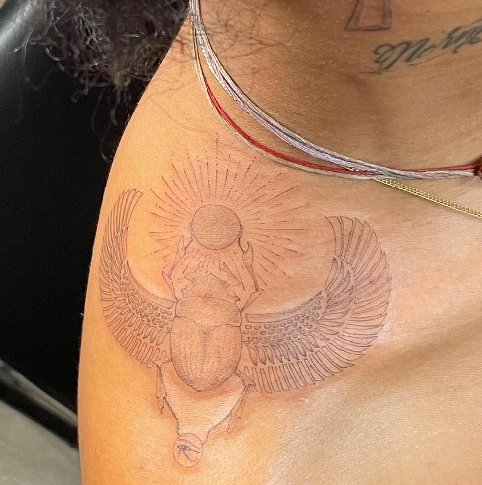 SZA ukázala tetování na boku.