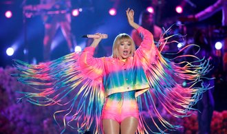 Zpěvačka Taylor Swift pohání ekonomický růst, hotely a služby na cestě jejího turné zdražují