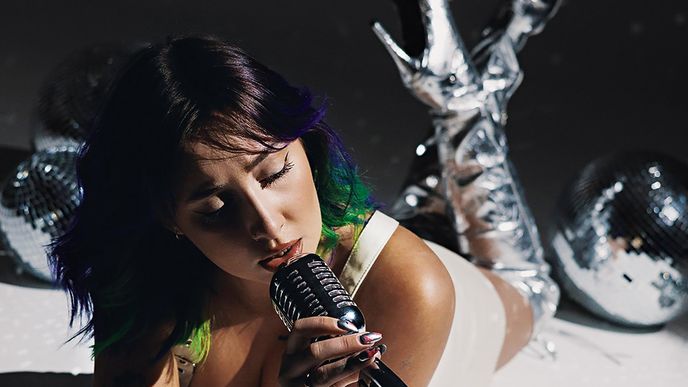 „Jazyková bariéra mi hodně vadila, a tak jsem si řekla, že se naučím česky tak dobře, aby nikdo nepoznal, že jsem odjinud,“ říká Viktoriya Michshenko, která přišla do Prahy studovat hudbu v šestnácti letech. „Jazyková bariéra mi hodně vadila, a tak jsem si řekla, že se naučím česky tak dobře, aby nikdo nepoznal, že jsem odjinud,“ říká Viktoriya Michshenko, která přišla do Prahy studovat hudbu v šestnácti letech.