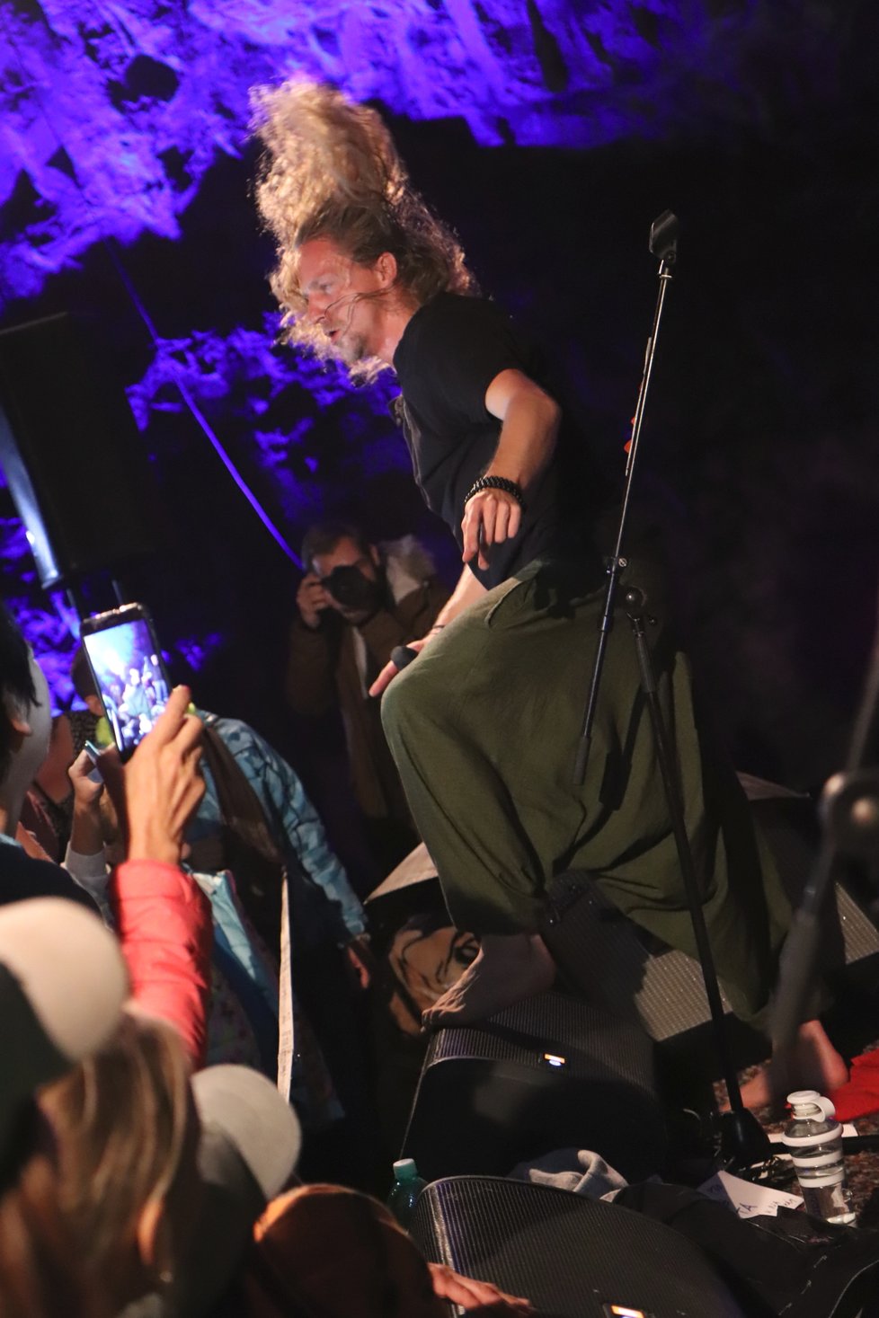 V jeden okamžik se Tomáš Klus změnil k pobavení publika v tvrdého rockera.