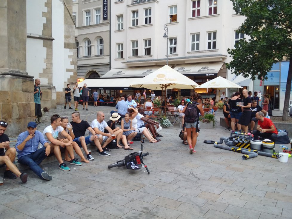 El Loren vystoupil v Brně na Jakubském náměstí v rámci festivalu pouličních umělců.