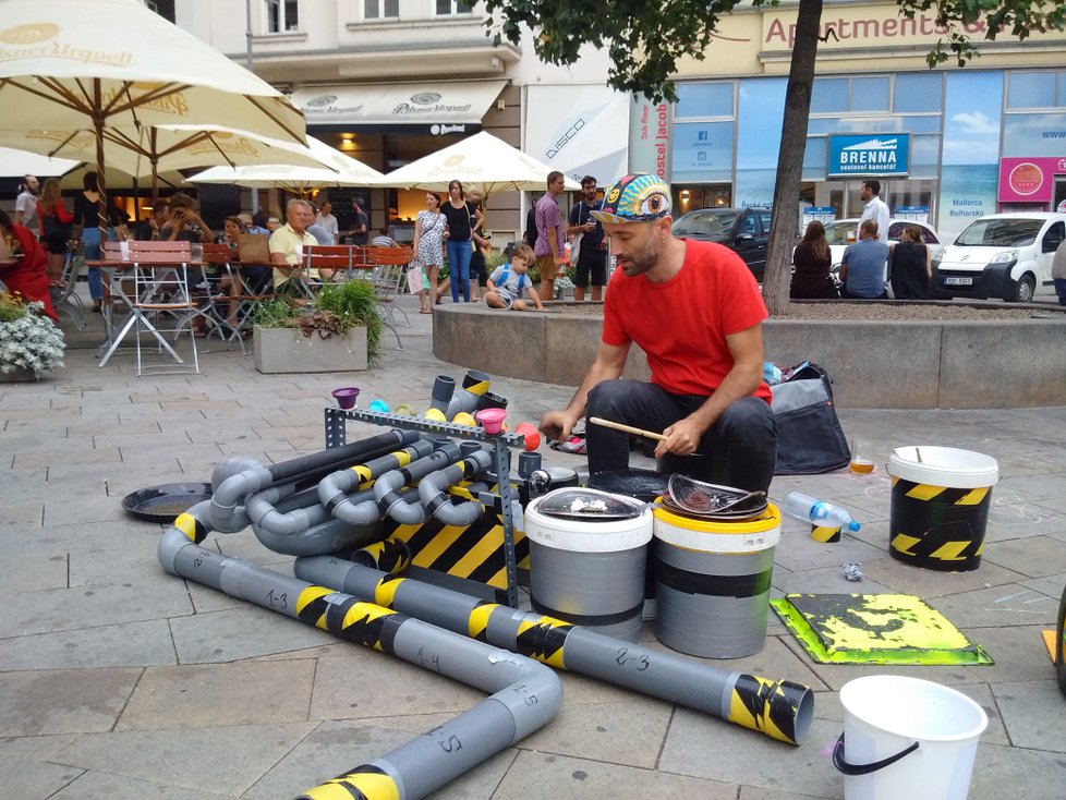 Španělský bubeník Lorenzo Mena, přezdívaný El Loren, má za sebou úspěšnou dvacetiletou kariéru v hudební branži.