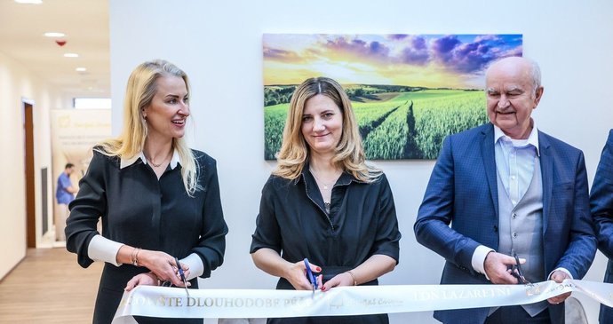 Zleva ředitelka SurGal Clinic Jitka Smečka, primátorka Markéta Vaňková a výkonný ředitel Zdravotní pojišťovny Ministerstva vnitra ČR Otakar Smolík.