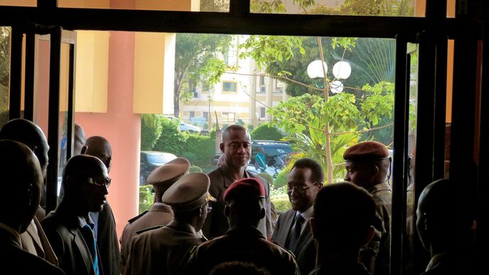 V červeném baretu velitel povstalců, proti němu v kravatě nový prezident Dioncounda Traoré