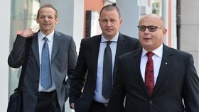 Zpravodajec Jan Pohůnek a dva bývalí ředitelé Vojenského zpravodajství Milan Kovanda a Ondrej Páleník přicházejí k soudu, kde si vyslechli osvobozující rozsudek.