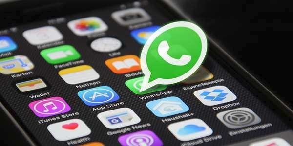 Zprávy na WhatsAppu už je možné přeposlat jen pětkrát. Opatření má zabránit šíření fake news