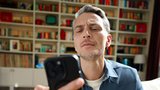Mobil jako první varování. Kdy vás oči upozorní na přicházející presbyopii?