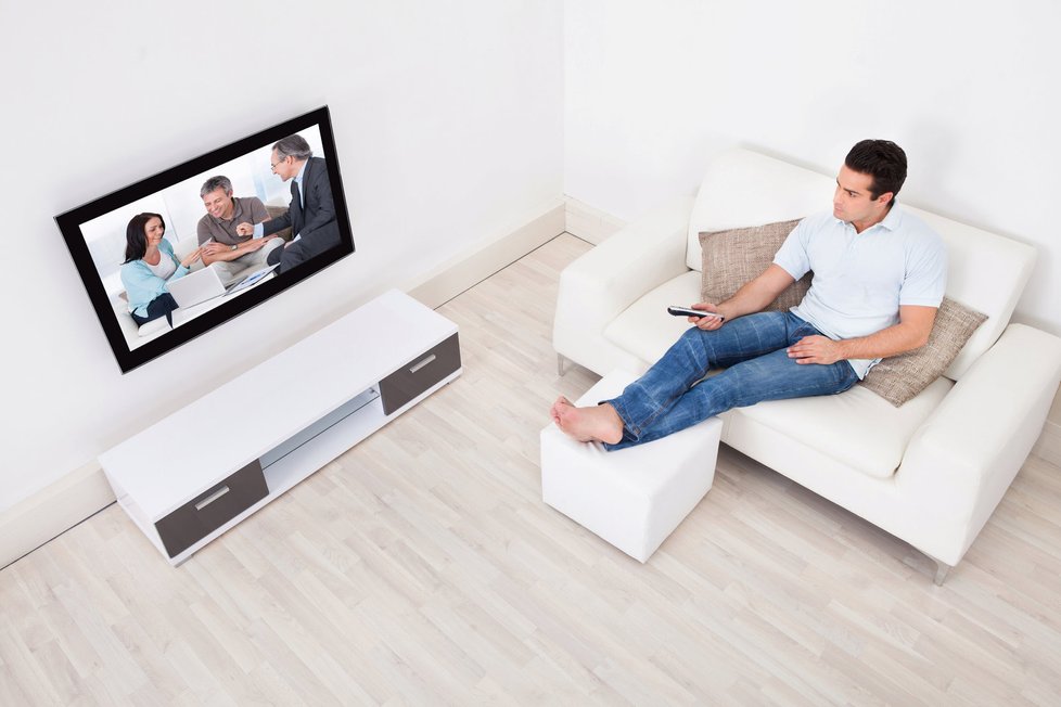 Pouhé dvě hodiny sezení u televize denně můžou ovlivnit, jestli dostanete rakovinu tlustého střeva (ilustrační foto)