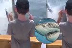 Rodinný rybářský výlet narušil žralok bílý. Muž natočil, jak přímo před nimi vyskočil z moře.