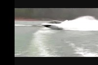 Člun ve tvaru žraloka skáče metr nad hladinu
