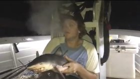 Video, na kterém muž dělá z mrtvého žralůčka bong.