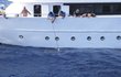 Německý potápěč pomohl chytit posádku lodi, ze které lidé ilegálně krmili žraloka