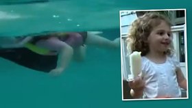 Tahle maličká holčička plavala se žraloky v moři.