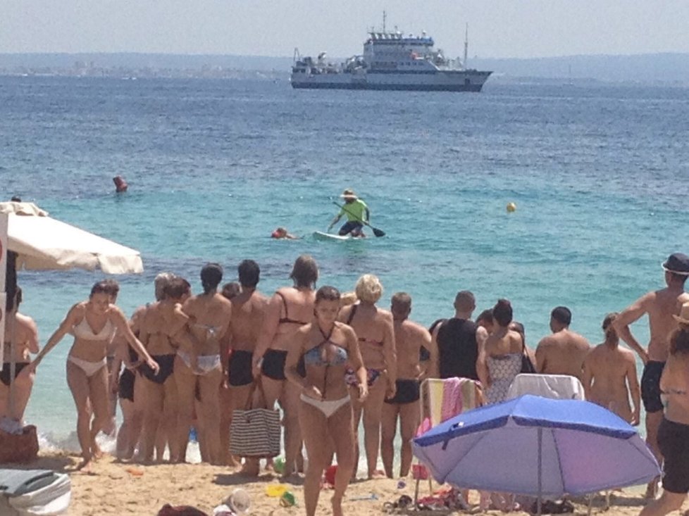 Španělé mají dost návalu turistů do země.