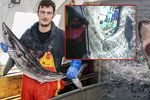 Rybáře poté, co ho pokousal žralok, zachránila pobřežní služba.
