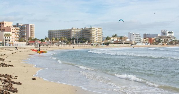 Turistka na španělské pláži objevila lidskou končetinu: Mužská noha se nachází v pokročilé stadiu rozkladu