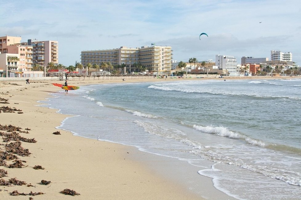 Pláž Playa de Palma, kde byl spatřen žralok modrý