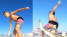 Chlapec (9) surfoval na vlnách: Kamera zachytila jeho srážku se žralokem!
