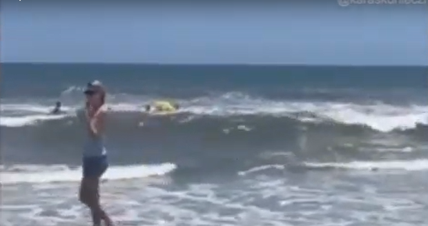 Rychle z vody: Lidé prchali z mělkých vod na oblíbené pláži, vyhnali je žraloci