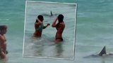 Mladík se převlékl za žraloka a děsil lidi v moři i na pláži!