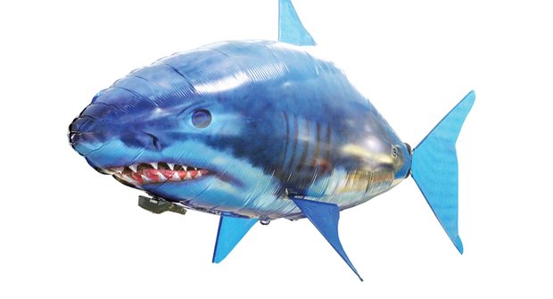 Divná hračka: Obří nafukovací žralok na dálkové ovládání