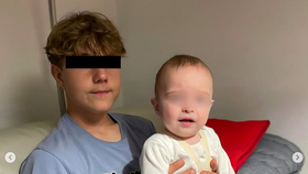 Oliver před zraněním s dítětem