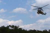 Zraněná turistka uvázla v lesích u Brna, cyklistku srazilo auto: Obě zachraňoval vrtulník!