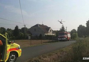 Zraněnou seniorku převážel do nemocnice v Plzni vrtulník.