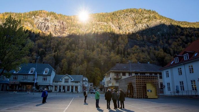 Zrcadla osvěcují náměstí norského městečka Rjukan (Profimedia.cz)